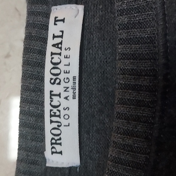 2- Project Social T. L.A.- Size M. Cropped Black & Gray Bell/Slit Sleeve Sweater - Picture 3 of 7